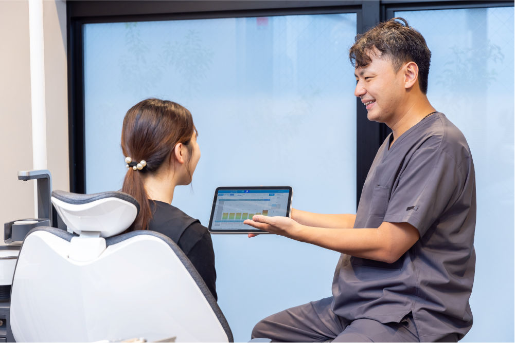 患者様の治療を行う院長