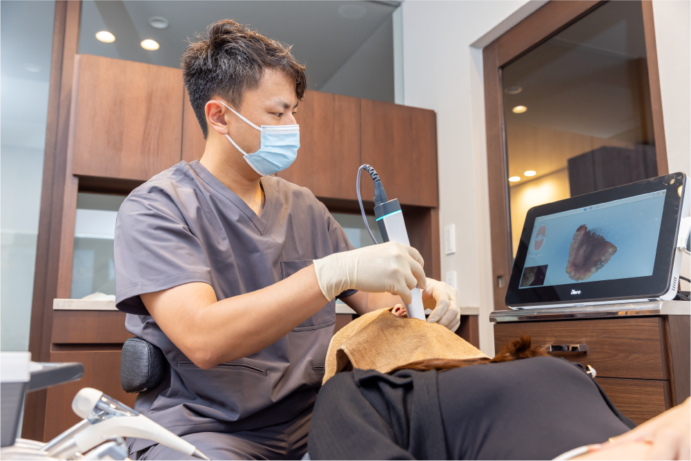 患者様の治療を行う院長