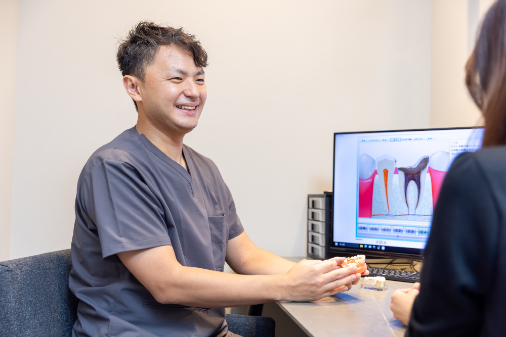 患者様の治療を行う院長