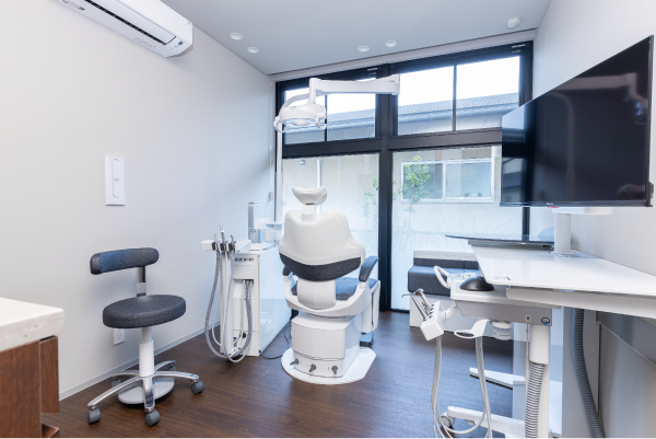 お付き添いの方用のチェアも完備した完全個室診察室・オペ室