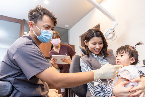 お口を診る歯科衛生士と小児