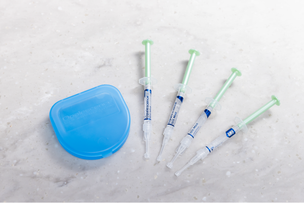 ホワイトニングのケースと薬剤