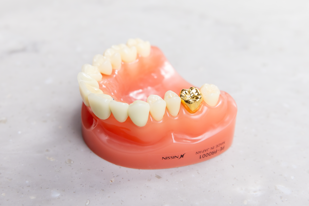 患者様の治療を行う院長