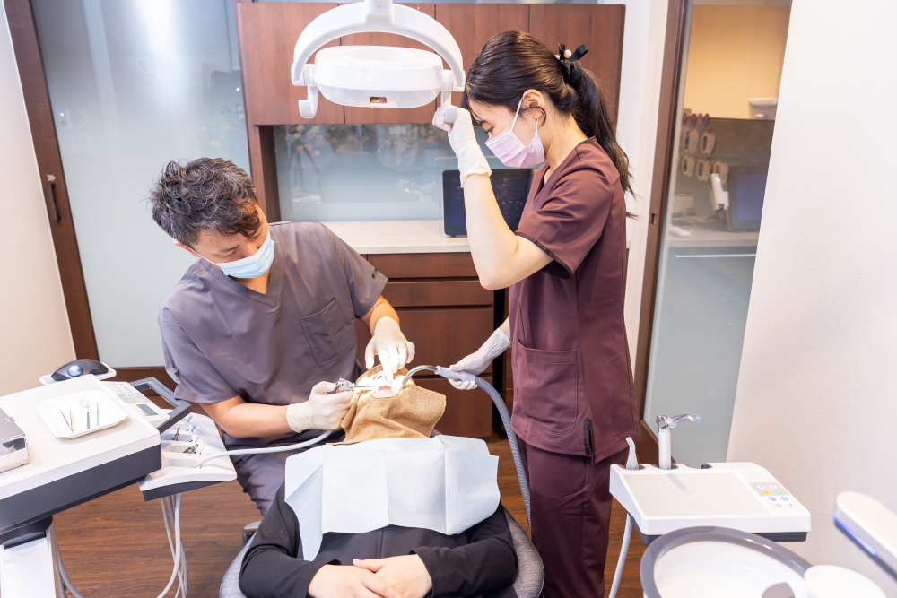 患者様の治療を行う院長