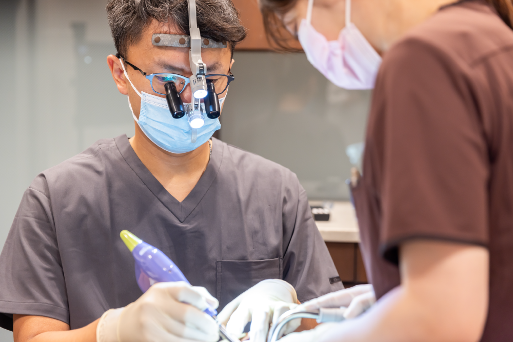 患者様の治療を行う院長