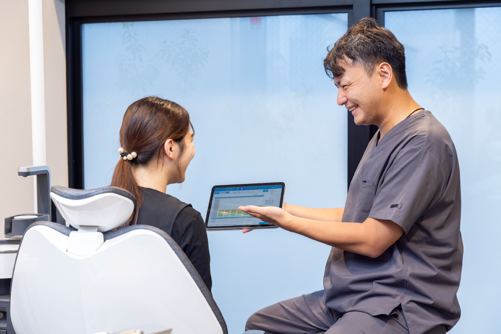 患者様の治療を行う院長