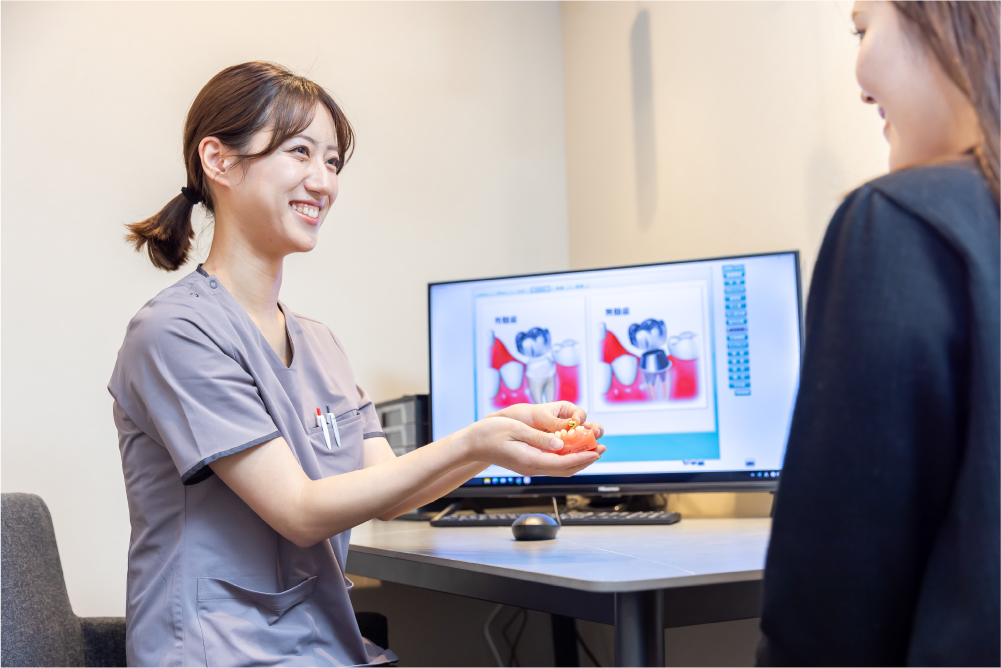 患者様の治療を行う院長