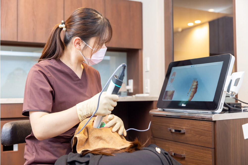 患者様の治療を行う院長