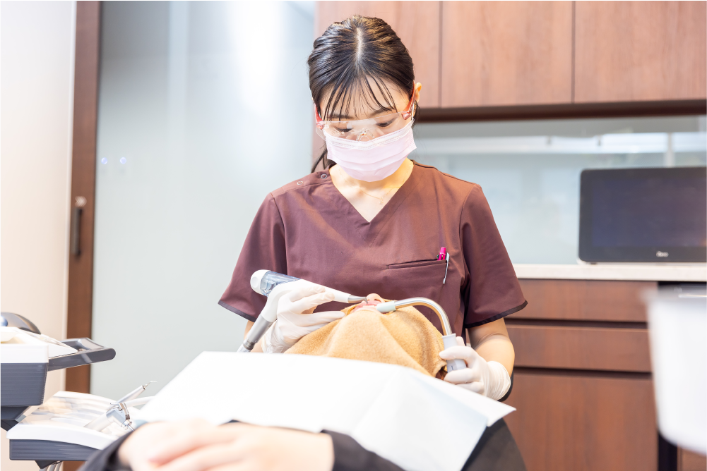 患者様の治療を行う院長